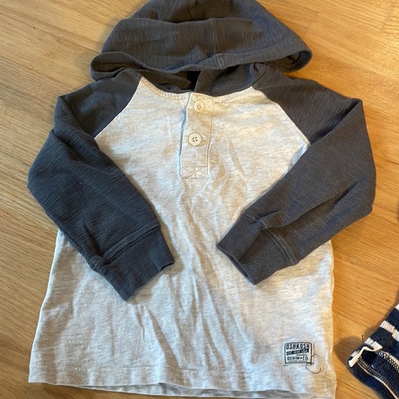 Boys 4 pc lot of basic tees. Trendy everyday styles, size: 3T - Picture 4 of 9